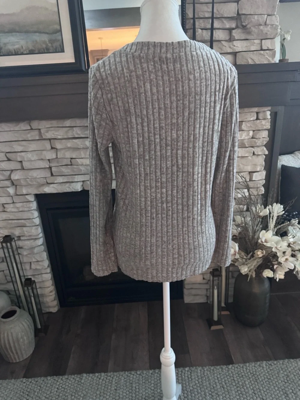 BRAND NEW Women’s Small Cozy Ribbed Sweater in Taupe - Picture 7 of 9